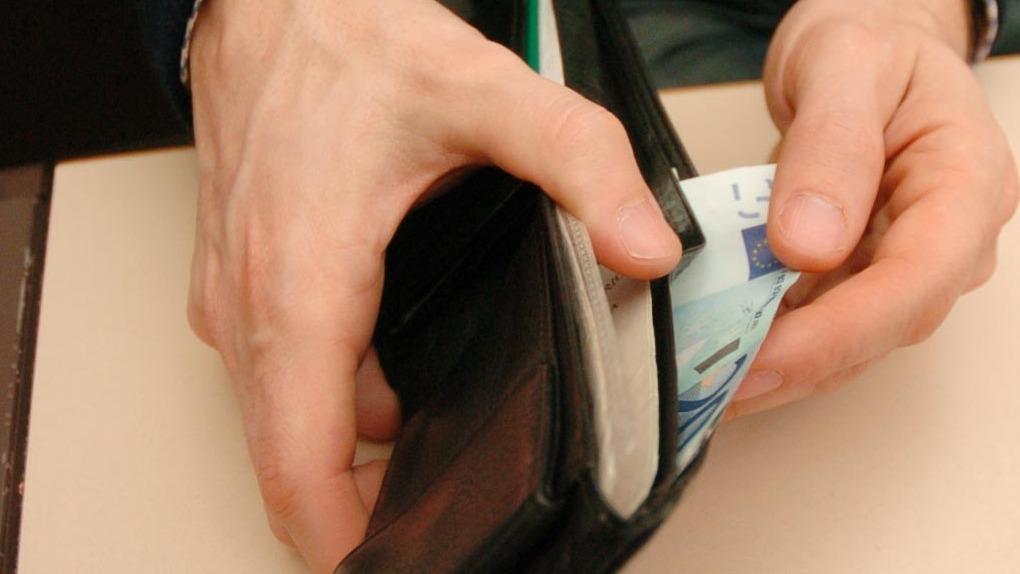 Adolescente trova portafoglio con 230 euro e lo riconsegna alla polizia:  Era l'unica cosa da fare