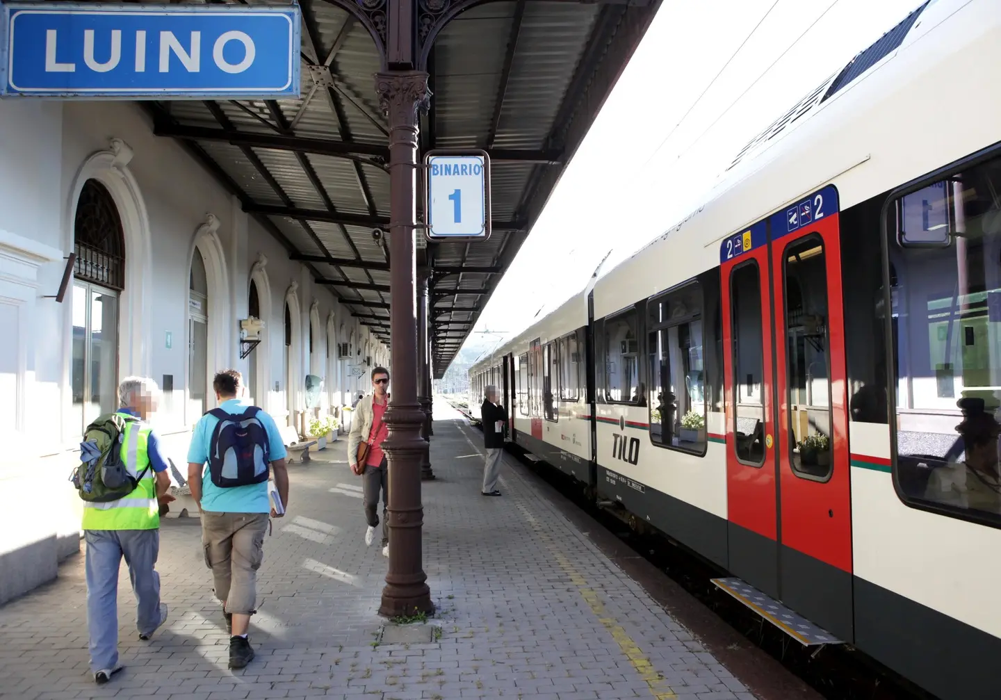 Luino, chiede i biglietti: capotreno aggredito