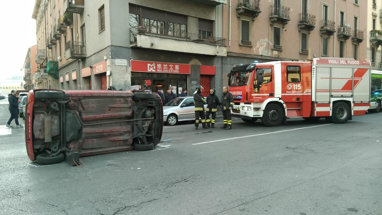 Incidente In Via Padova Resta Incastrata Sotto Auto Grave Enne