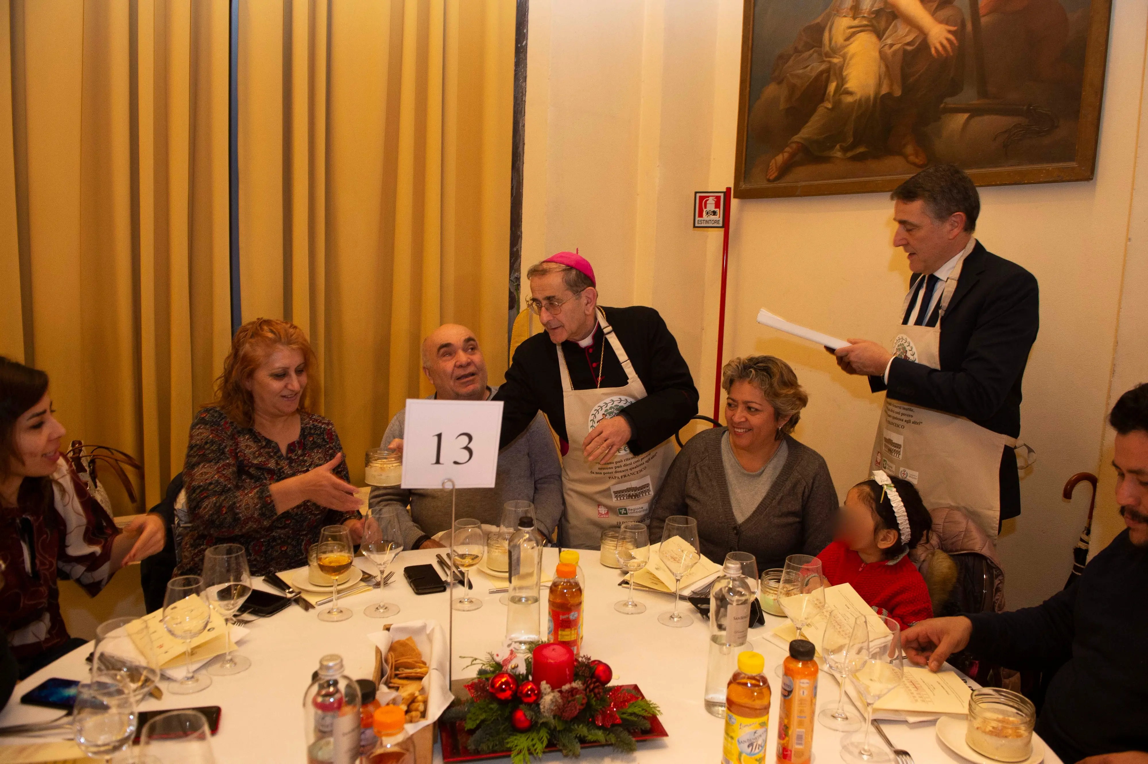 Natale, l'arcivescovo Delpini a pranzo con i più poveri