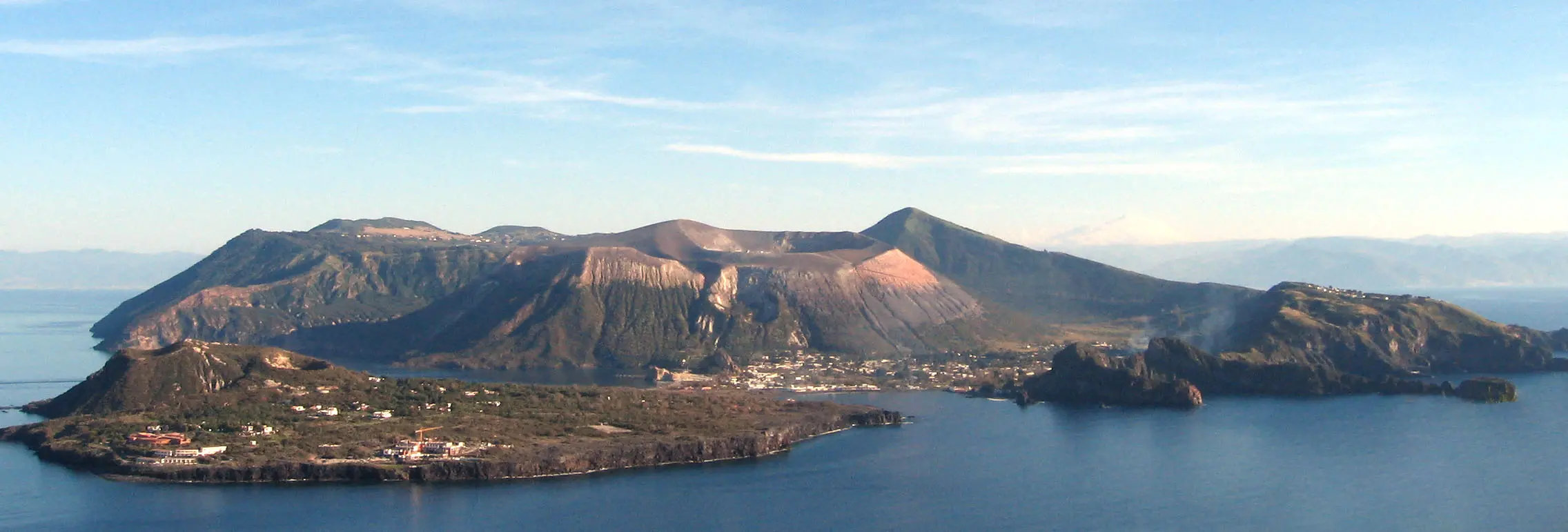 Alti livelli di gas tossici sull'isola di Vulcano: porto interdetto, stop ai turisti