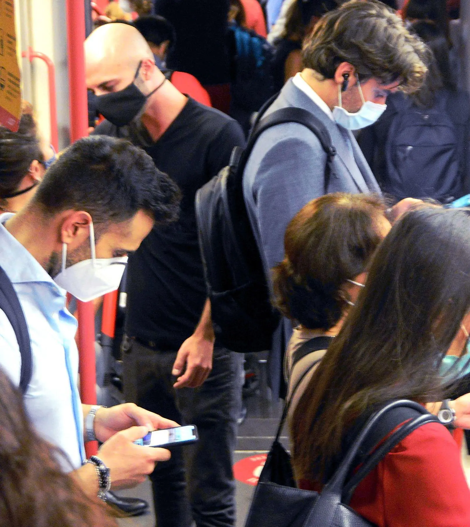 Saronno, in troppi sul treno e il controllore ordina: "Scendete e salite su un altro"