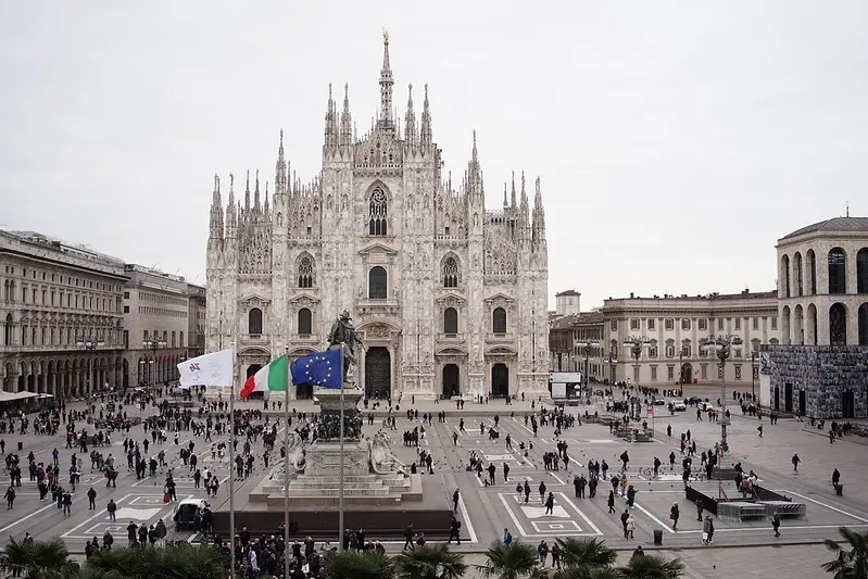 Olimpiadi Milano-Cortina 2026, alzabandiera in piazza Duomo a mille giorni dai Giochi