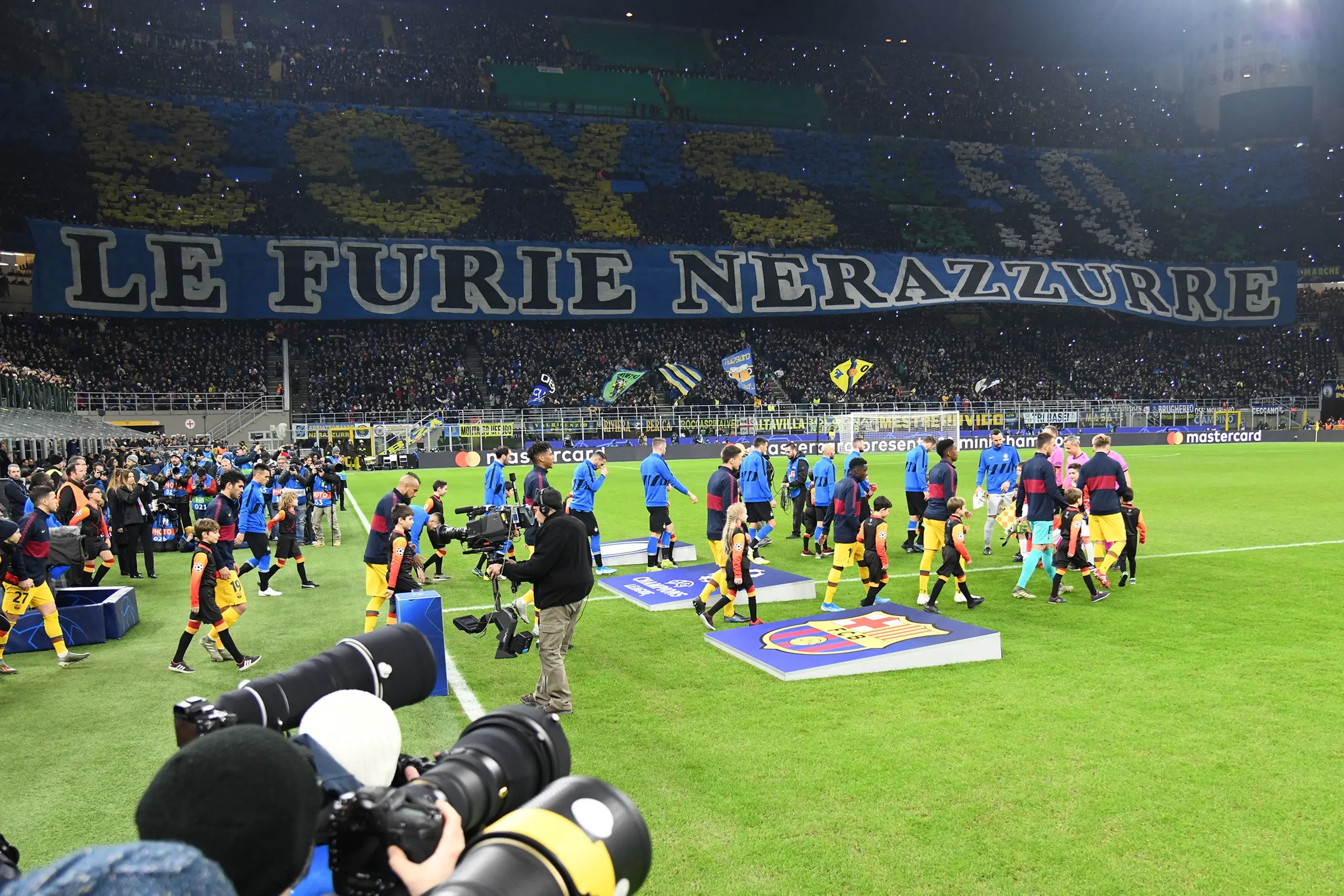 Champions, la curva spinge l'Inter con striscione "Furie nerazzurre"