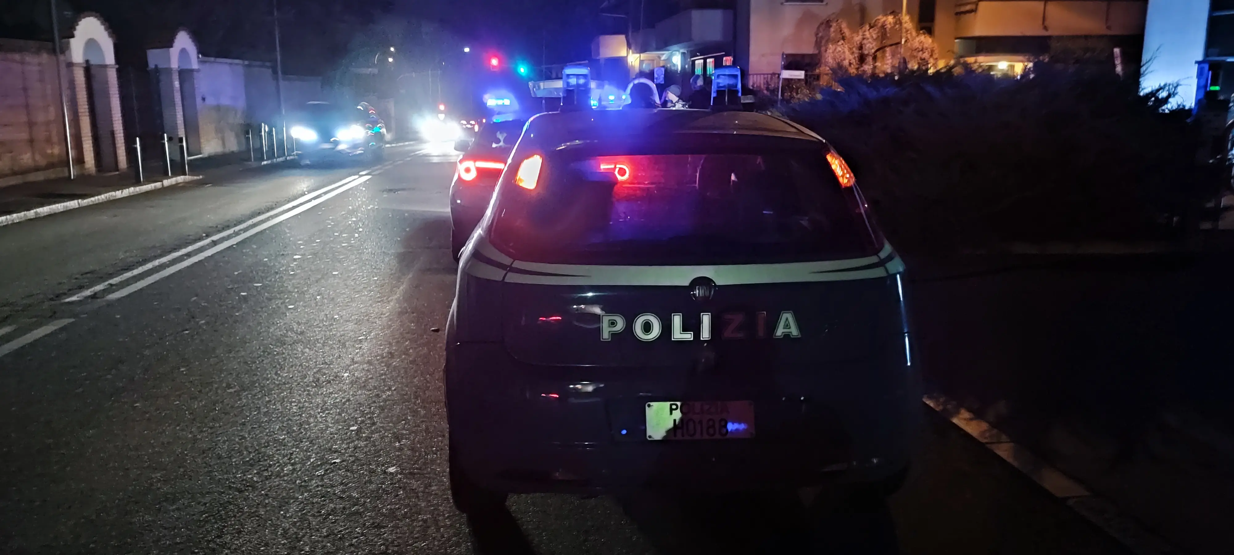 Legnano, allarme negozi: sette vetrine frantumate e un solo responsabile