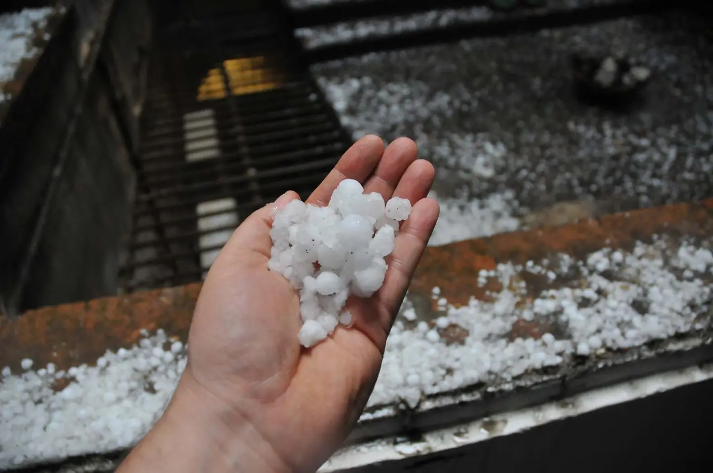 Milano, grandine e pioggia in città