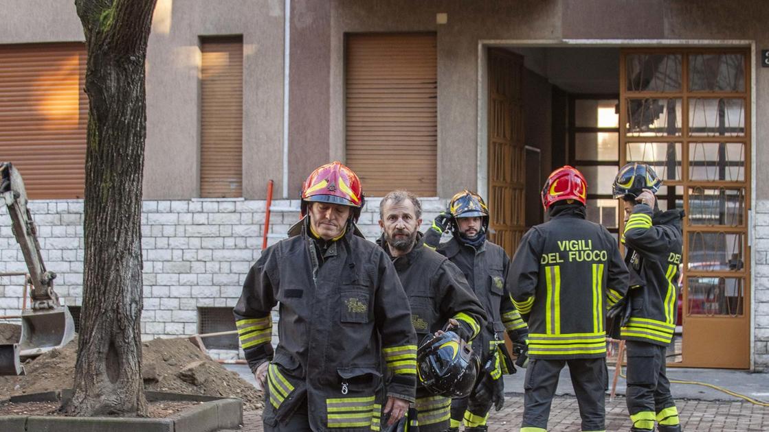 Fuga di gas 70 persone in strada. Perdita da un tubo sotto l asfalto