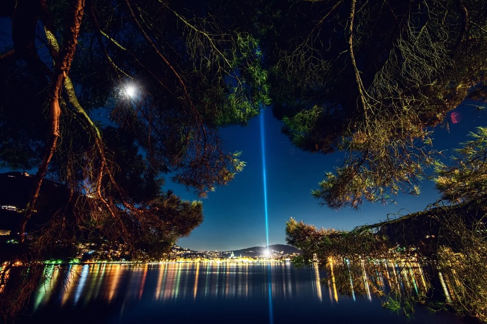 Como, l'Epifania si porta via anche il fascio di luce verde sopra Porta Torre