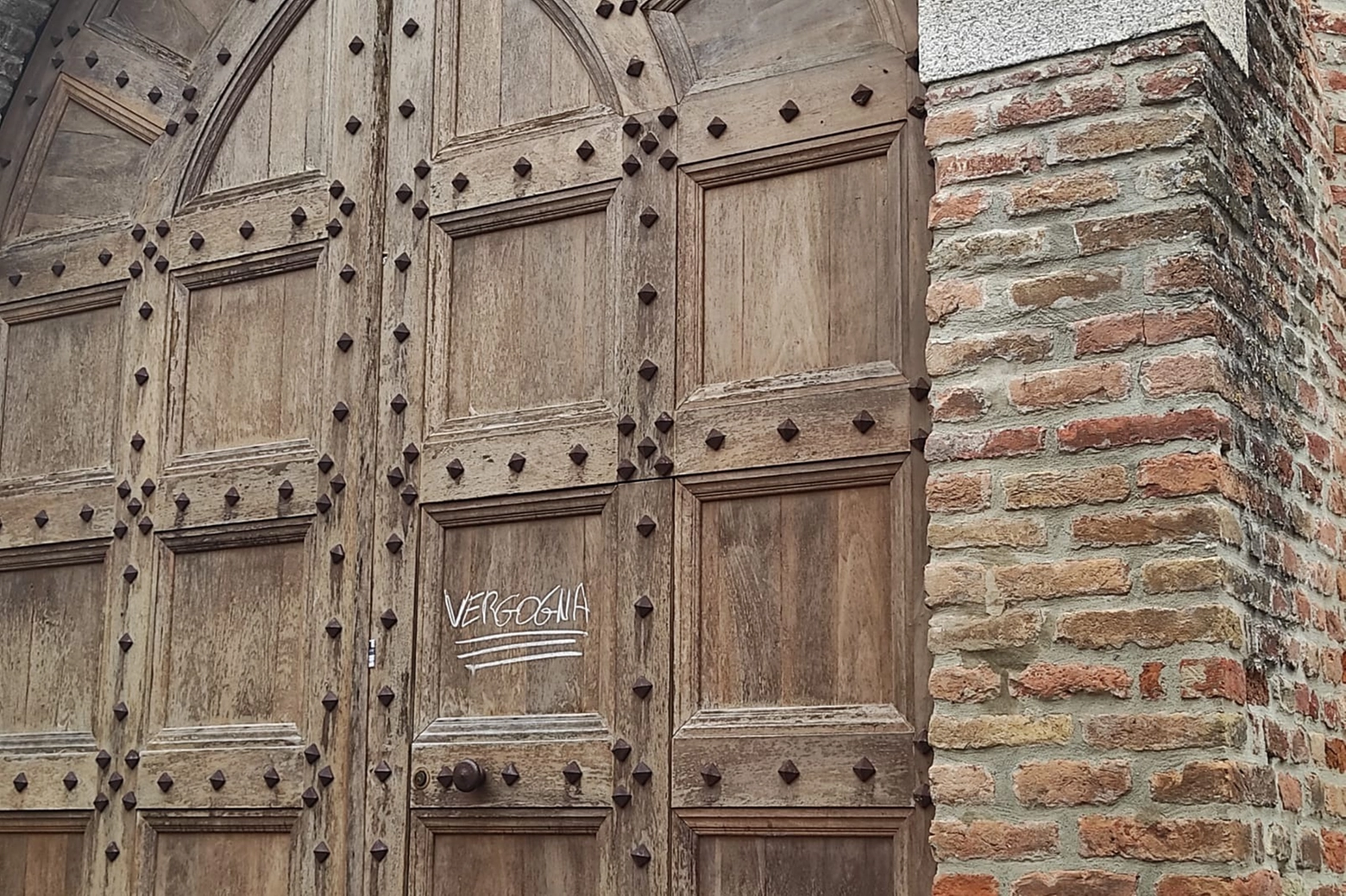 Castello Trecchi, sul portone d'ingresso del maniero è comparsa la scritta "vergogna", 