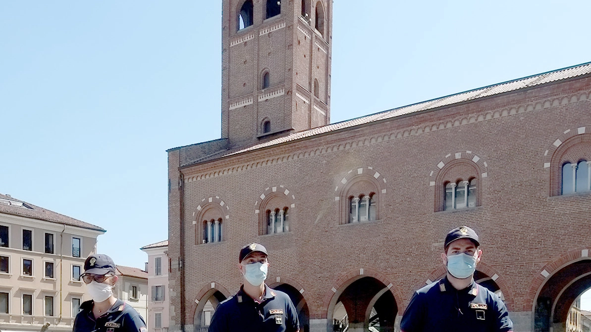 Gli agenti nel centro di Monza