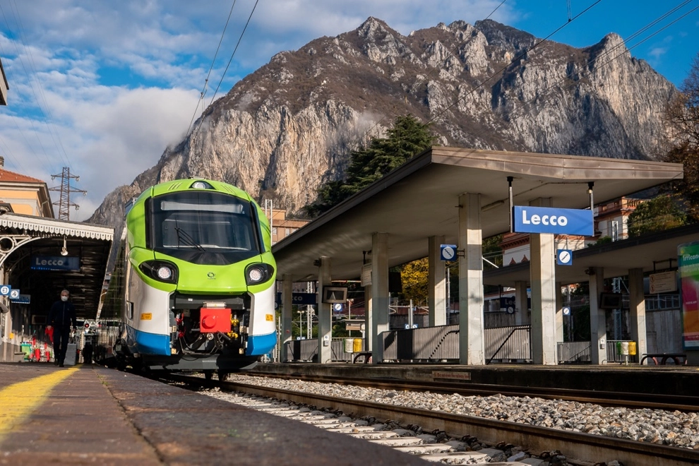 Un treno in transito alla stazione di Lecco (Archivio)