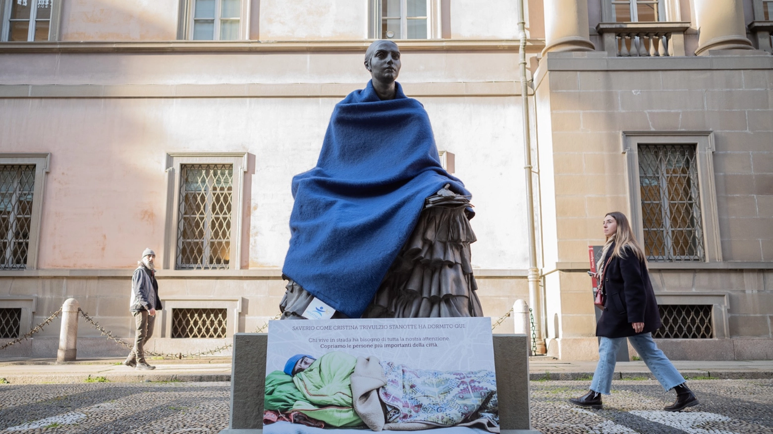 Milano, la statua di Cristina Trivulzio di Belgiojoso in piazza Belgioioso avvolta dalla coperta di Fondazione Progetto Arca (Foto Davide Canella)