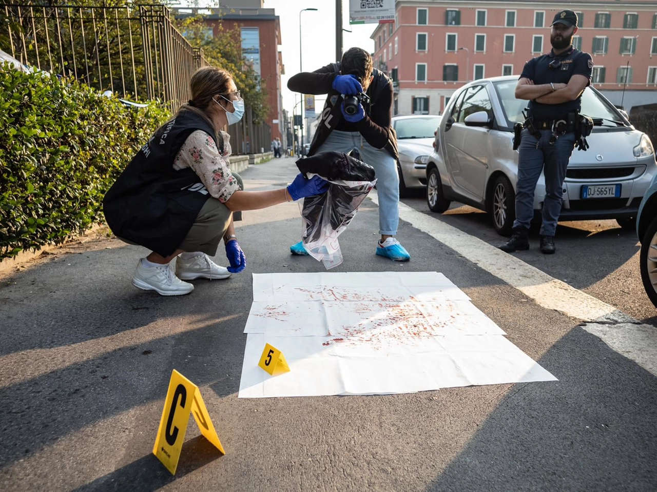 La polizia scientifica in via Savona