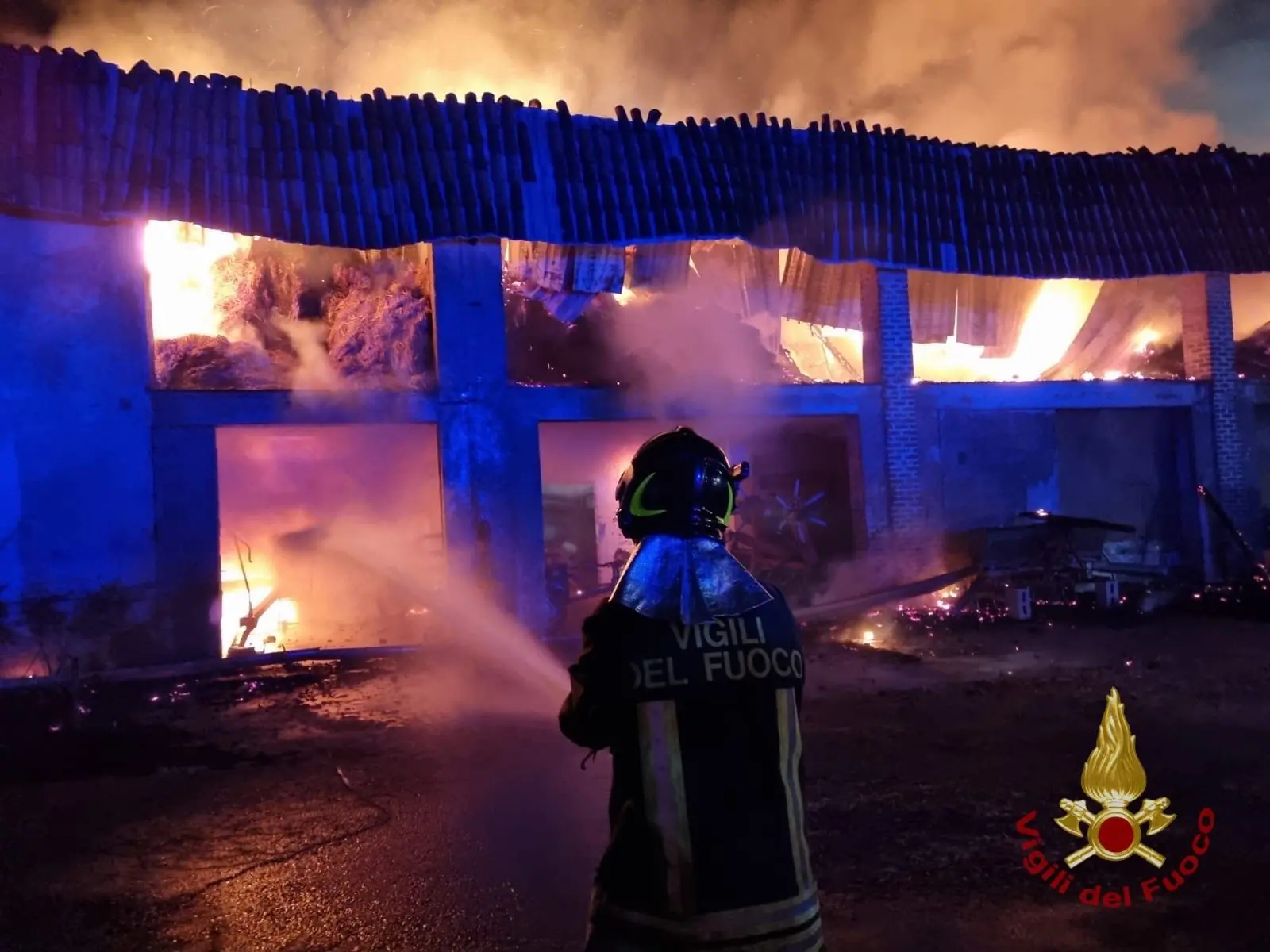 Treviglio, maxi incendio nella notte: distrutto un fienile