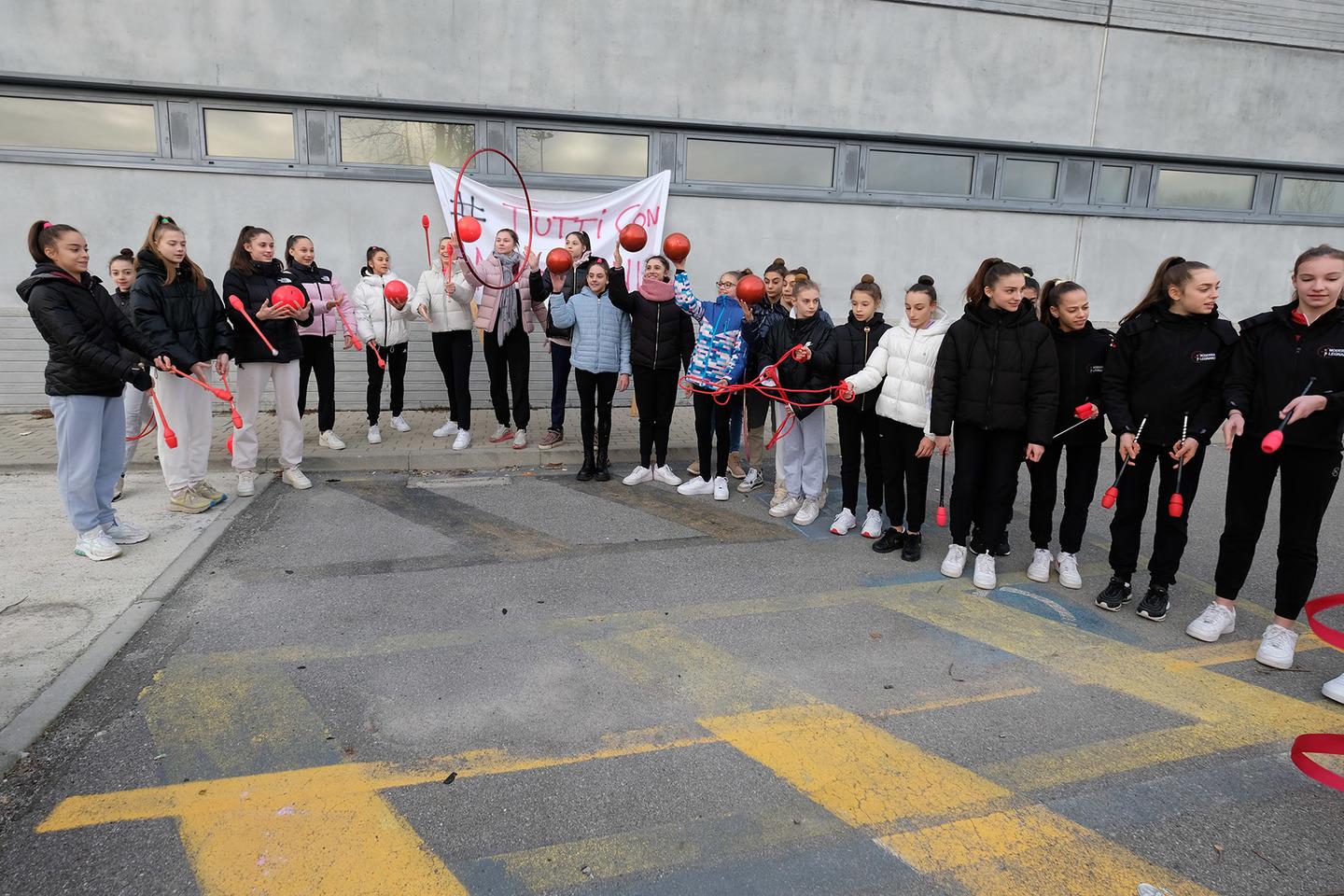 Caso Farfalle Flashmob Pro Maccarani Davanti All Accademia Di Desio