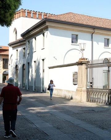 Le villette lontano dai riflettori. Il regalo del Cavaliere alle Olgettine