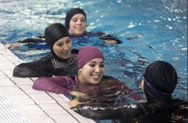 Party in piscina per donne musulmane, scoppia il caso a Limbiate. L’eurodeputata Tovaglieri: “Festa all’insegna della segregazione”