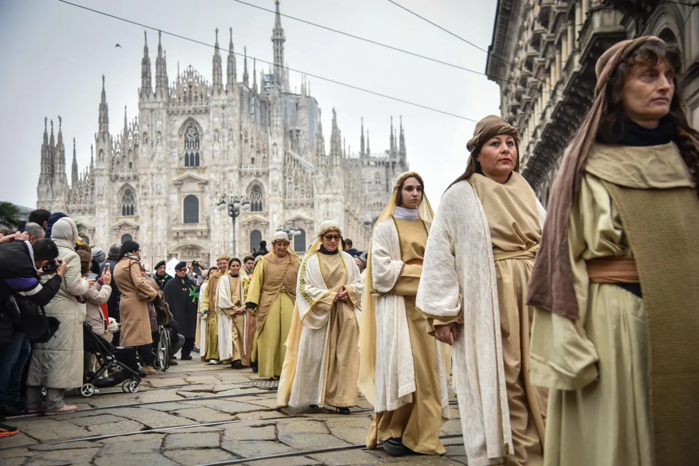 Epifania 2023 a Milano, il corteo dei Re Magi attraversa il centro della città