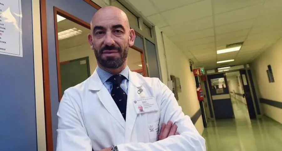 Covid, Bassetti: "Senza vaccini 5mila morti al giorno. Ora si può eliminare il Green pass"