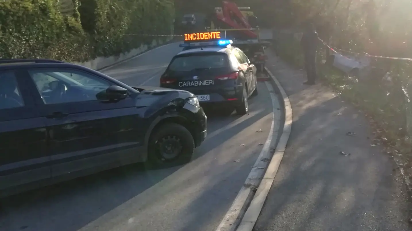 Merate, automobilista piomba sui soccorritori: li protegge la camionetta dei pompieri