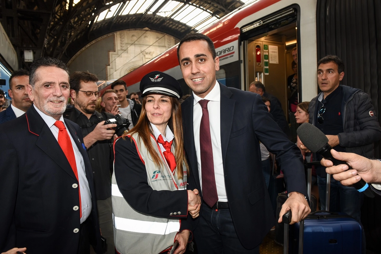 L'arrivo di Luigi Di Maio alla stazione Centrale (Lapresse)