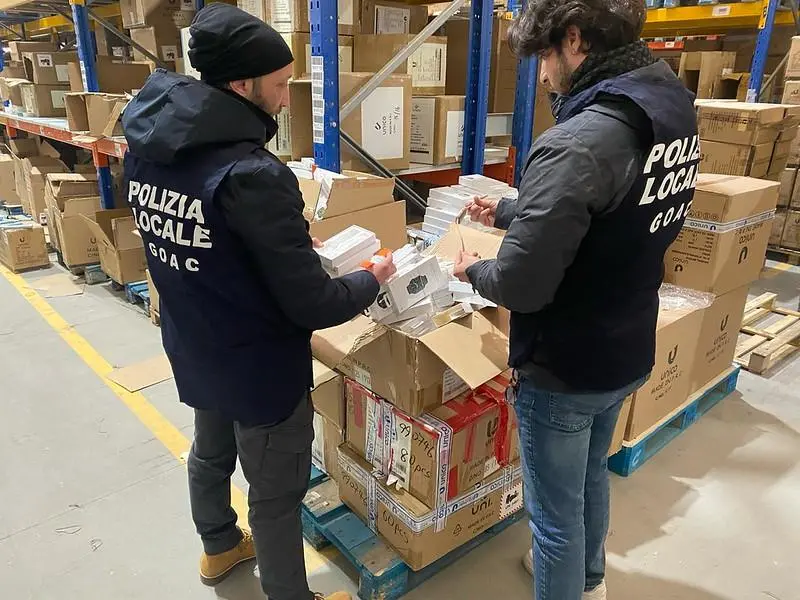 Milano, maxi-sequestro di 100mila falsi apparecchi Apple: tre denunciati