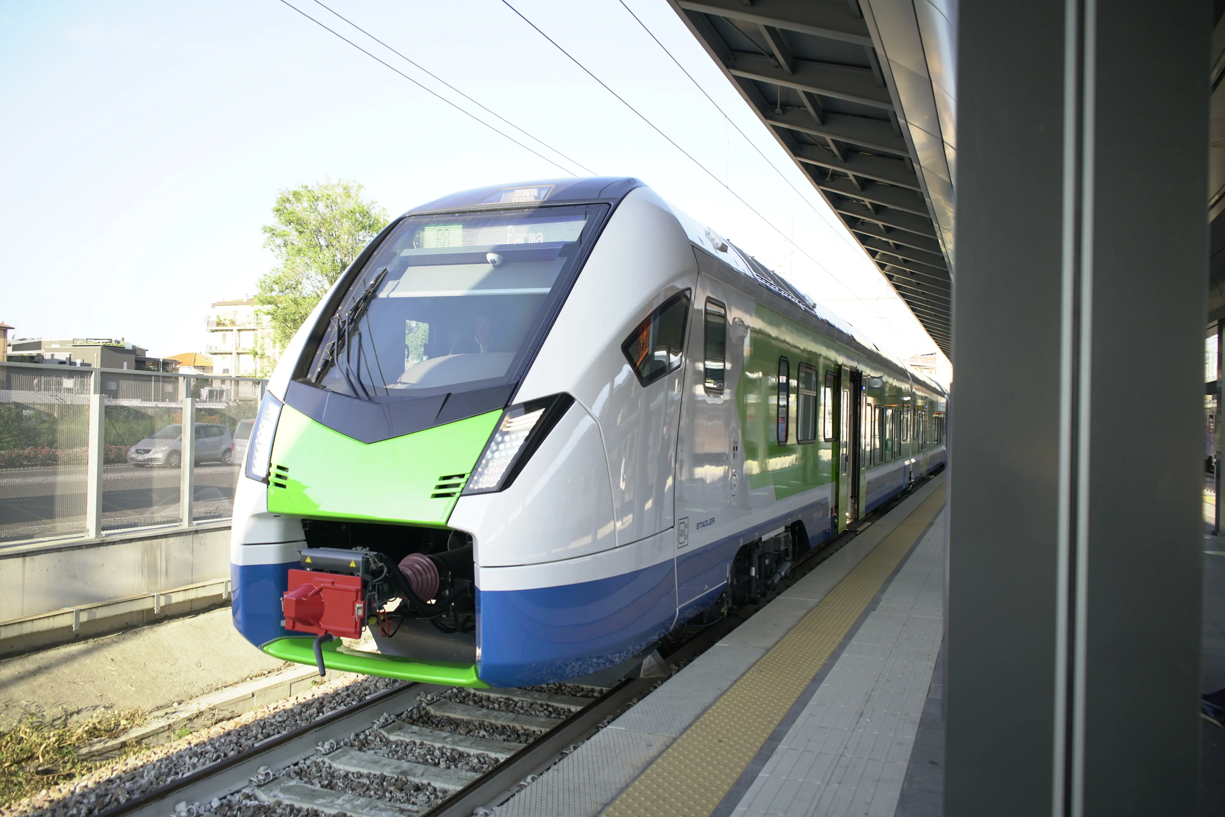 Trenord, il primo treno diesel elettrico da oggi in servizio sulla Brescia-Piadena-Parma