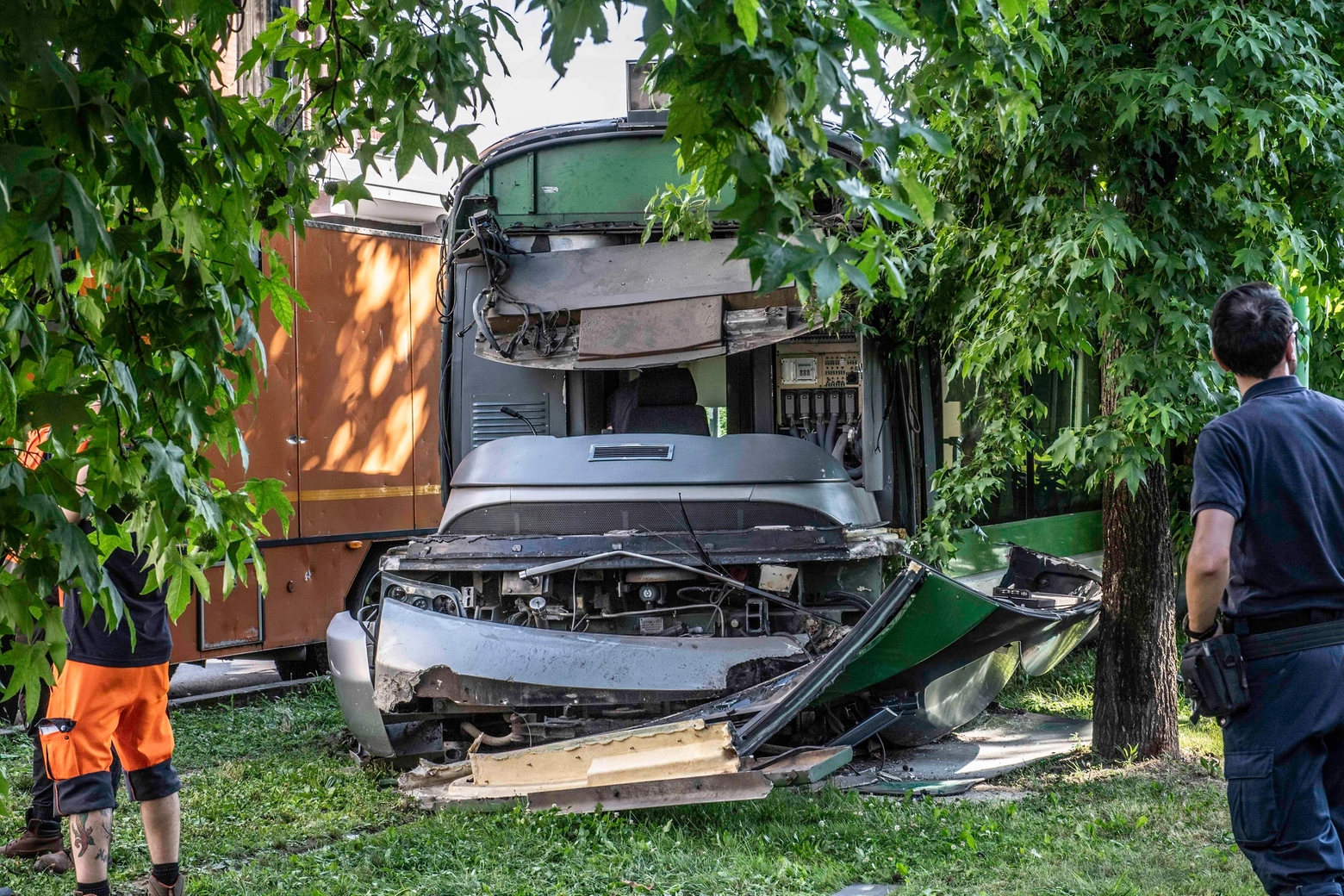 La parte anteriore del tram deragliato completamente distrutta