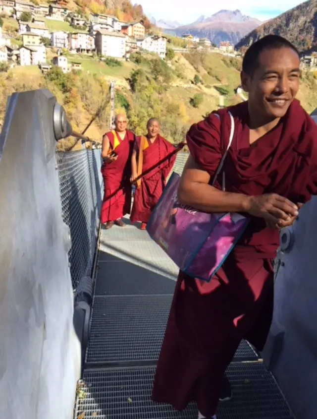 I monaci tibetani benedicono il ponte di Tartano