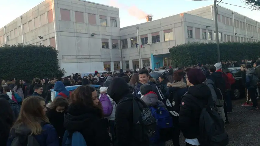 Le aule fredde diventano un caso. E gli anarchici cavalcano la protesta