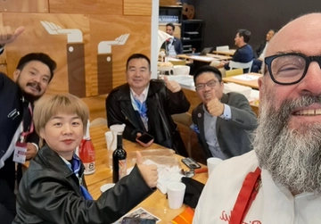 PizzAut, un imprenditore orientale con un figlio autistico visita il ristorante e chiede di aprirlo anche in Cina