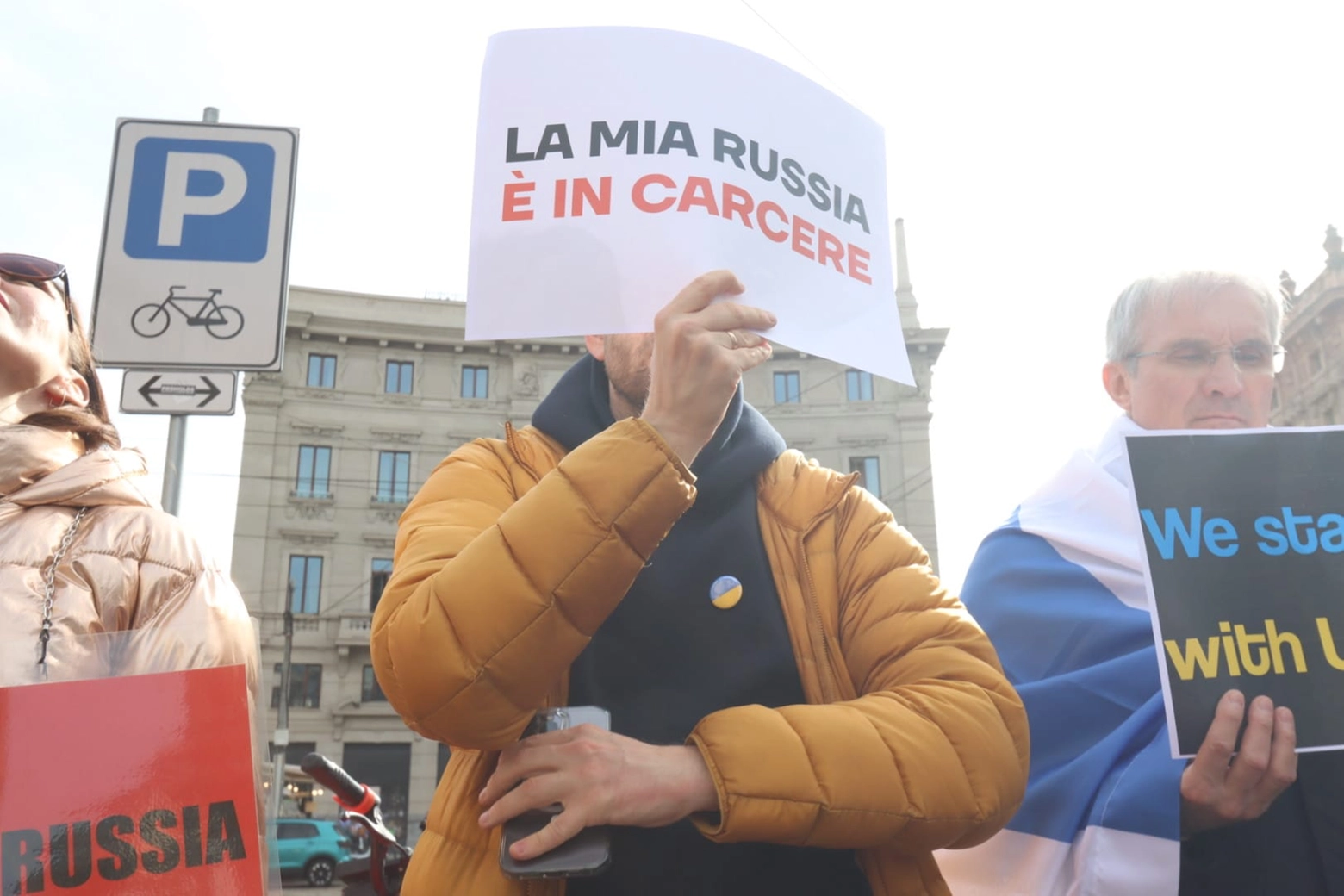 L'eloquente cartello di un manifestante russo