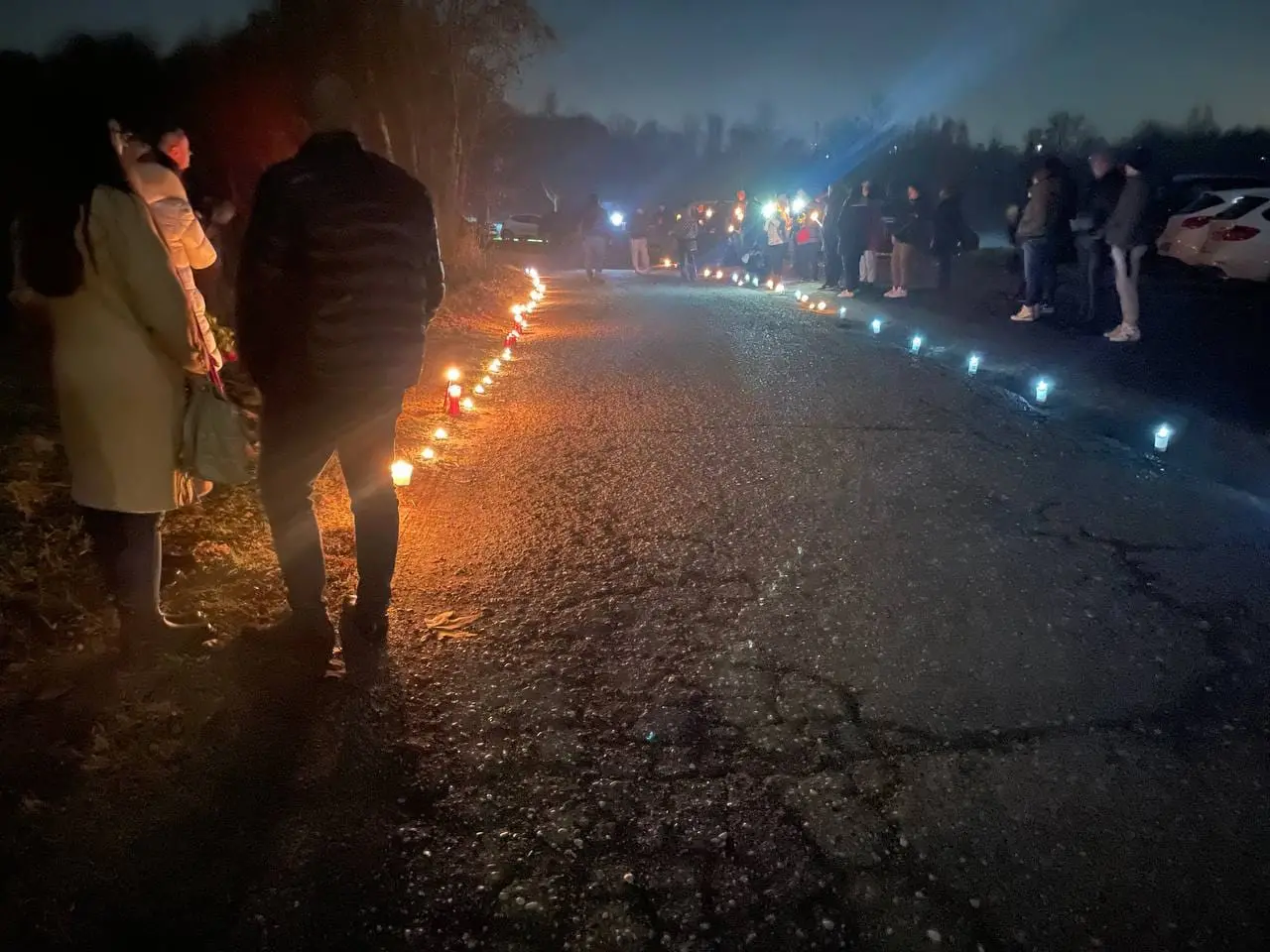 Yana Malayko, le fiaccole dei soccorritori illuminano la strada dell'orrore