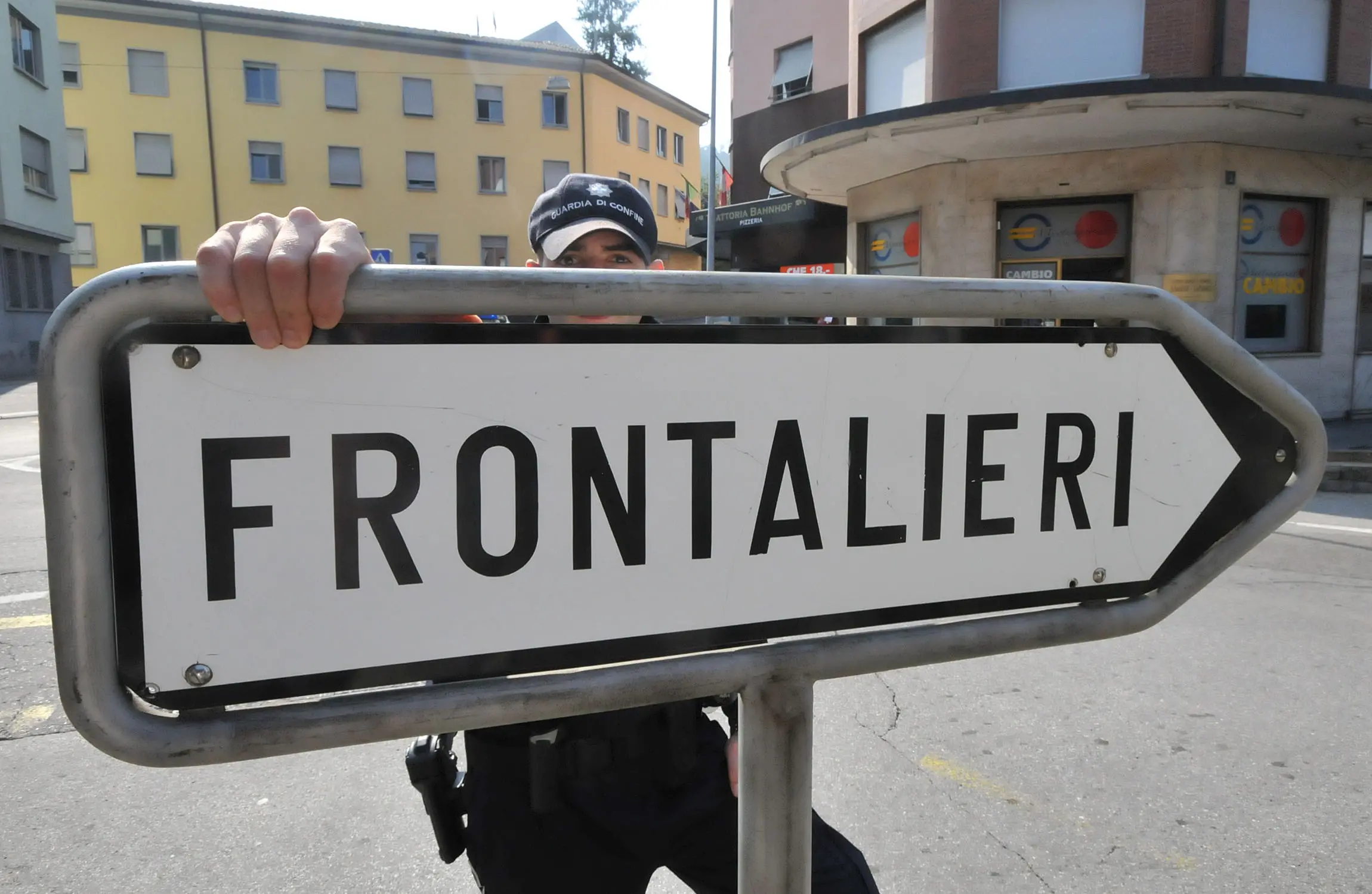 Frontalieri, appello a Roma