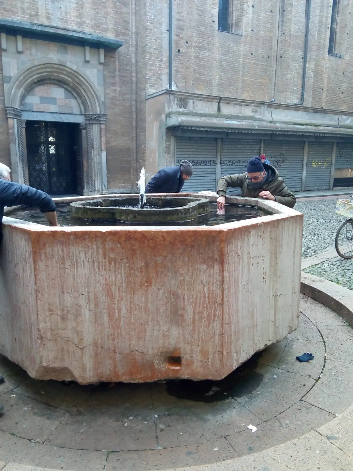 Lodi, troppi pesci nella fontana del Comune: portati nella vasca della chiesa delle Grazie