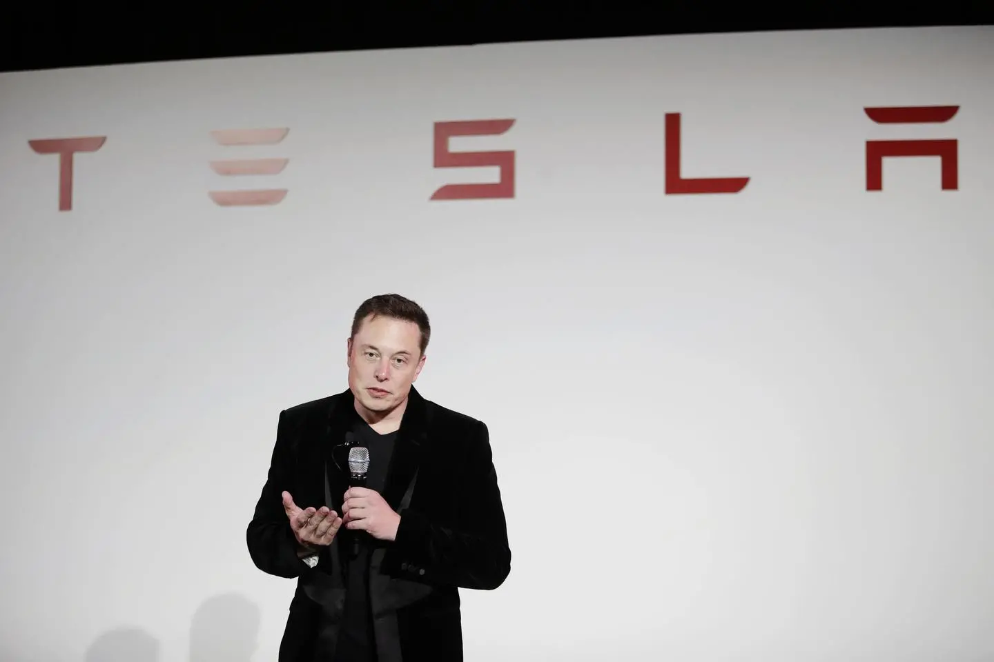 Tesla, Elon Musk: "Tagliare il 10% dei dipendenti". A rischio 10mila posti di lavoro