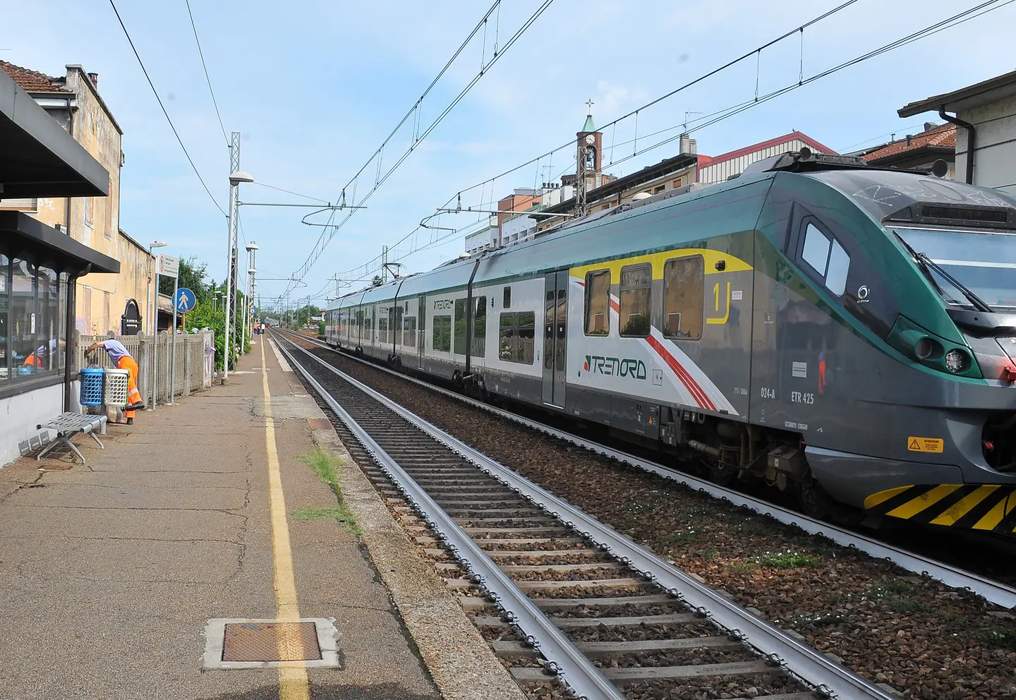 Canegrate, salta la staccionata e viene colpito dal treno: è gravissimo