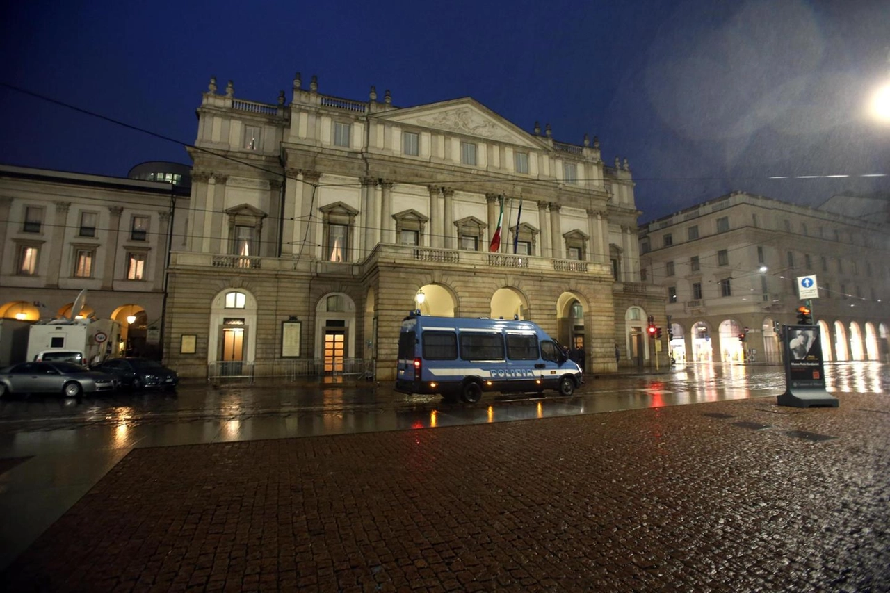 Una veduta esterna del Teatro alla Scala (Ansa)