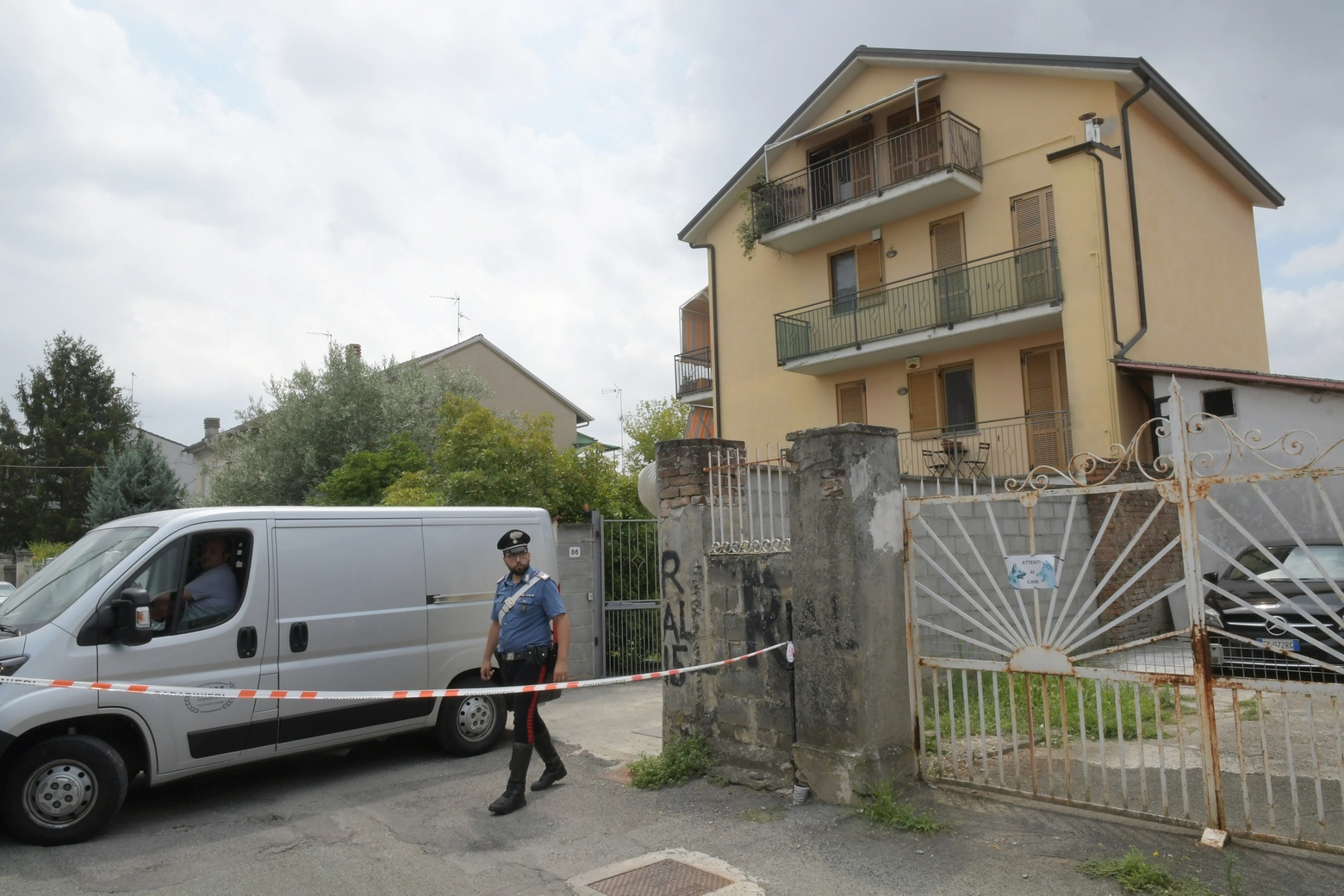 I carabinieri fuori della casa di Voghera