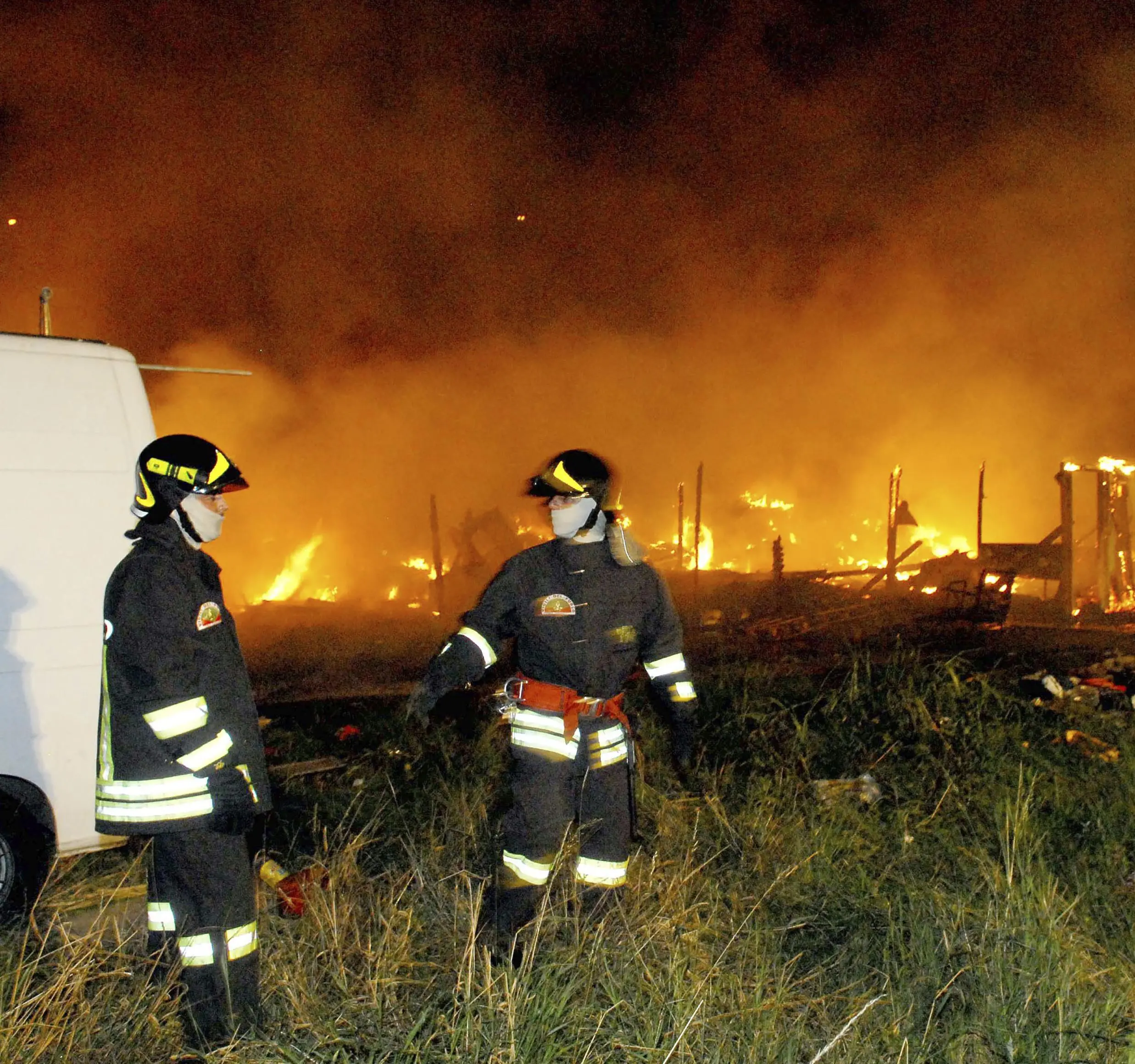 Incendio lambisce due capannoni