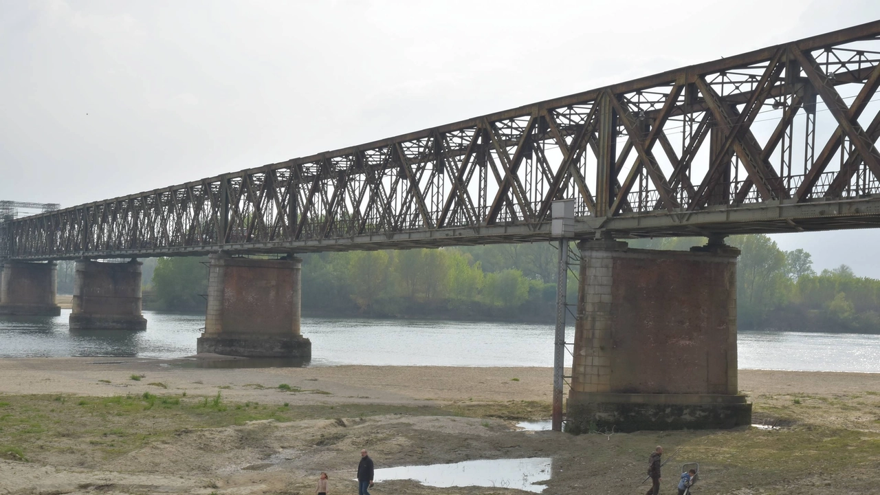 Il fiume Po in secca all'altezza del Ponte della Becca (Torres)