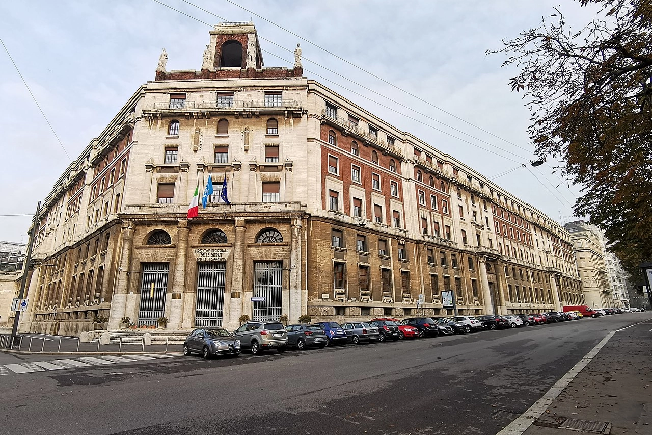 Il palazzo degli Uffici finanziari si trova al civico 25 di via Manin