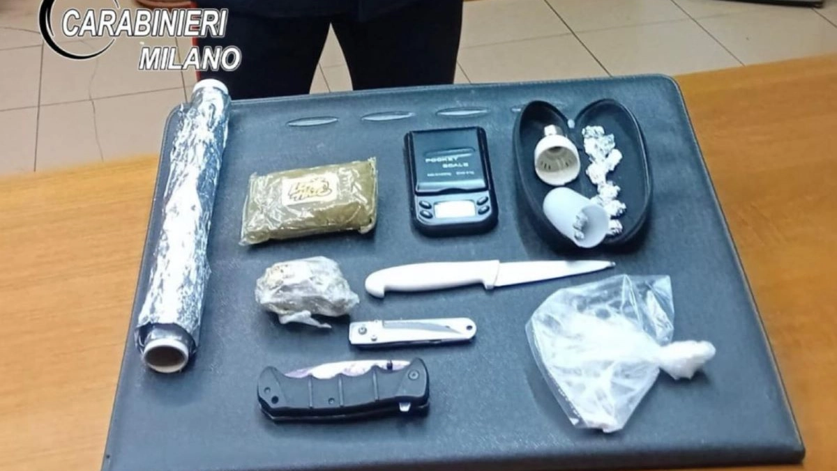 La droga e il materiale sequestrato dai carabinieri di Bollate