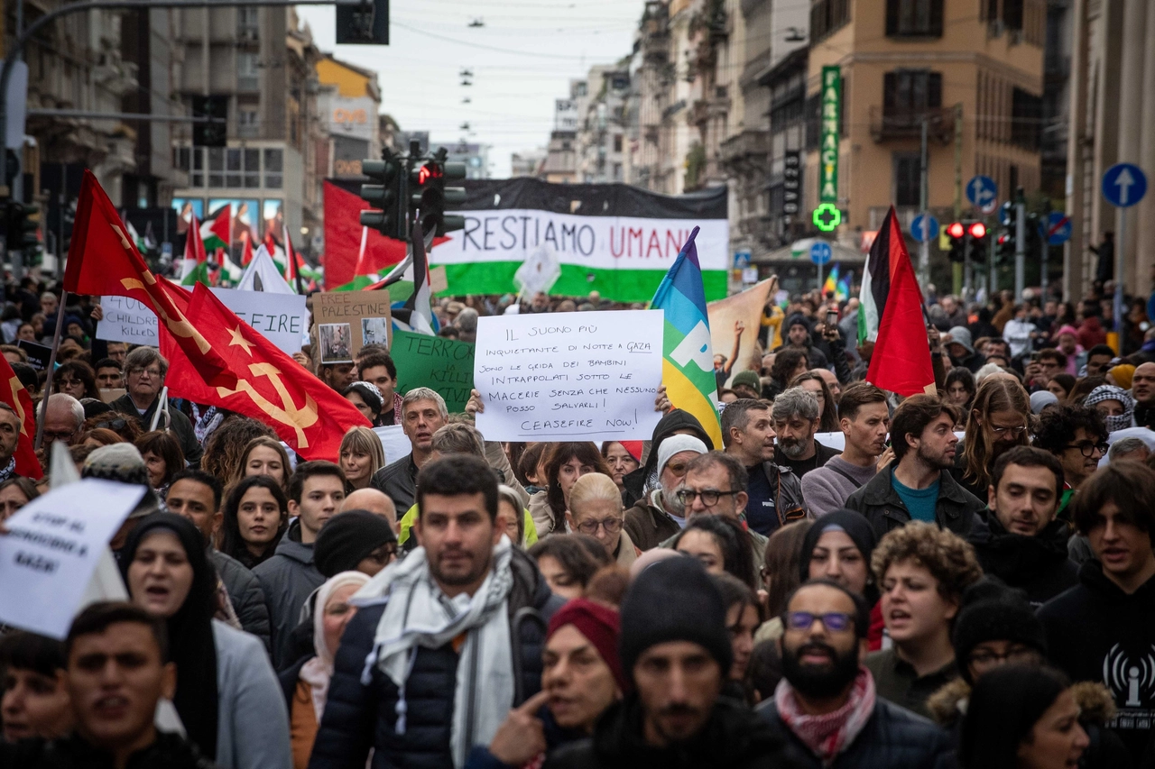 Il corteo pro Palestina a Milano (Foto Fasani)