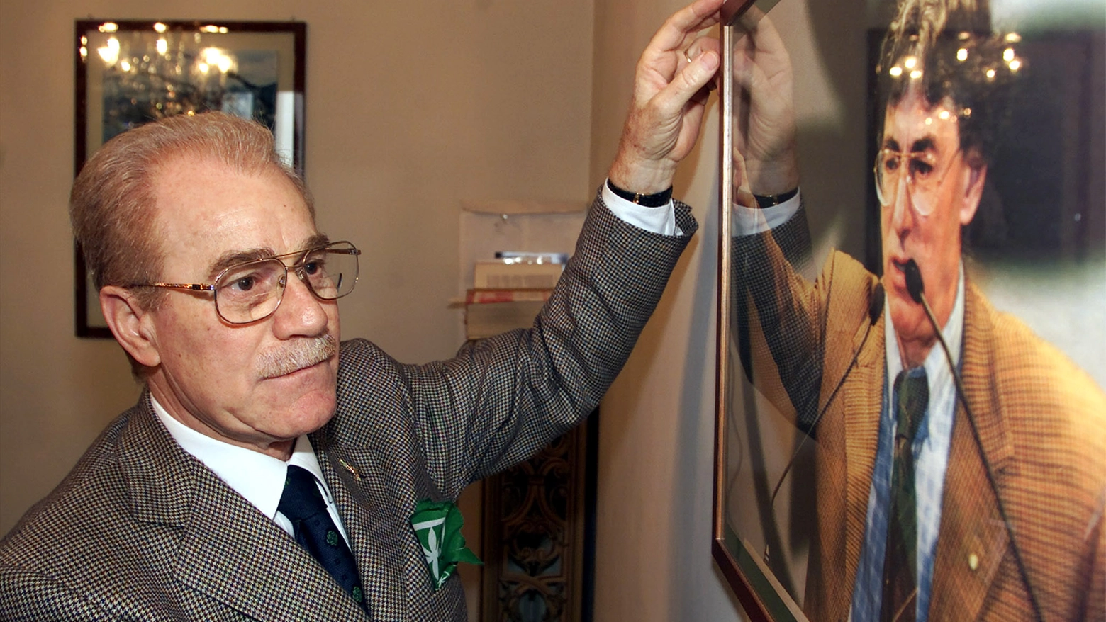 L'ex senatore leghista Dario Fruscio con l'immagine di Bossi