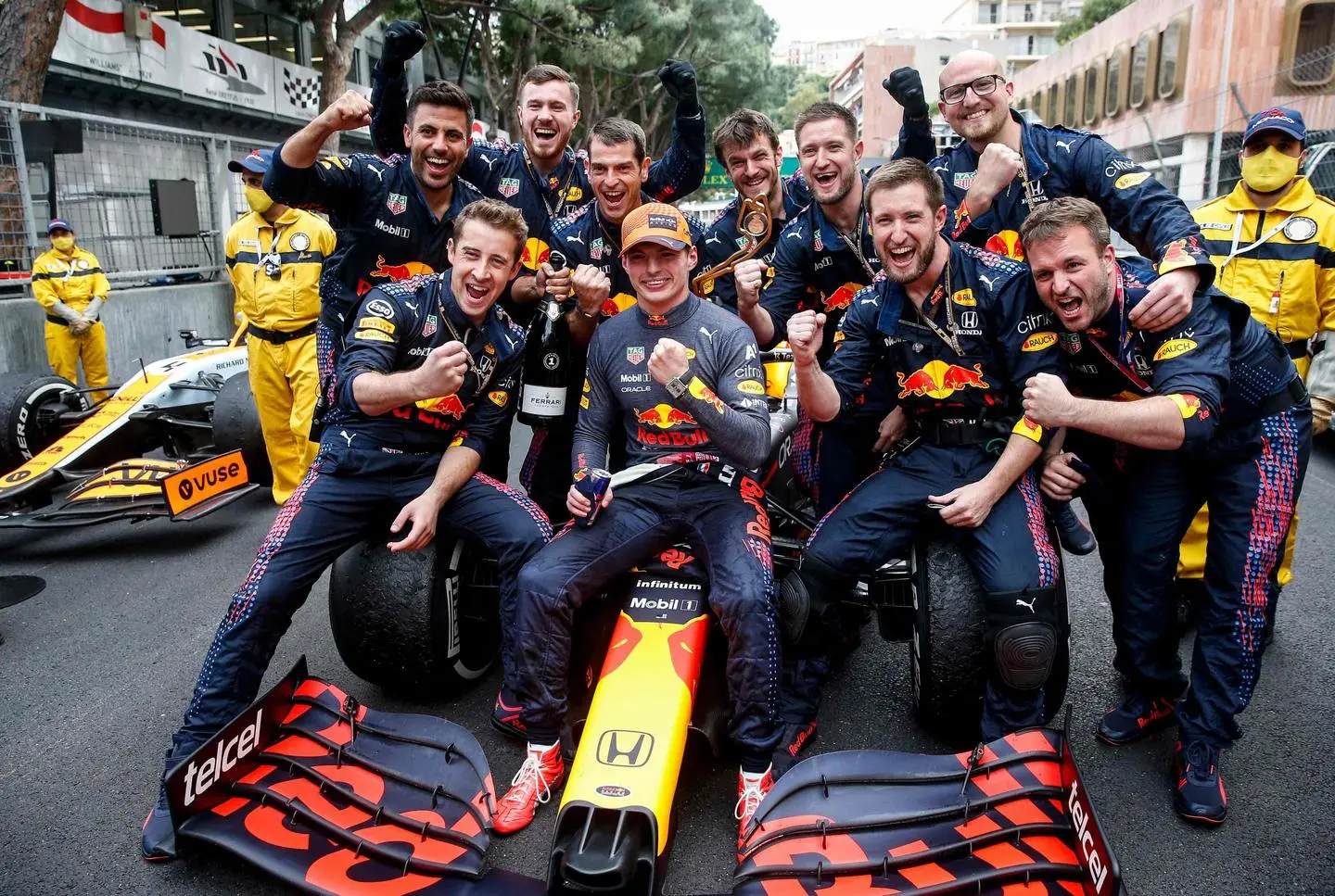 F1, Gp Monaco: vince Verstappen davanti alla Ferrari di Sainz. Leclerc ko prima del via