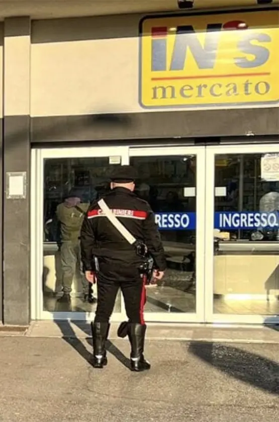 "Lasciami o vi ammazzo tutti". A Bovisio rapinatore armato di birre minaccia la guardia