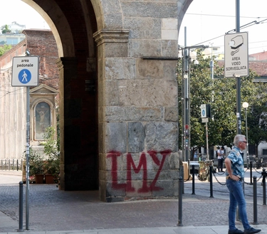 Raid di vandali su colonne e antiche mura