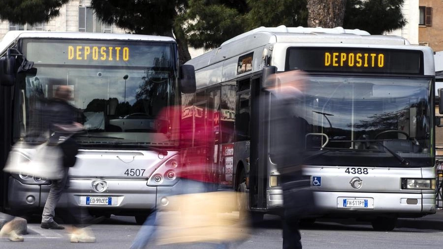 Sciopero dei bus (Ansa)