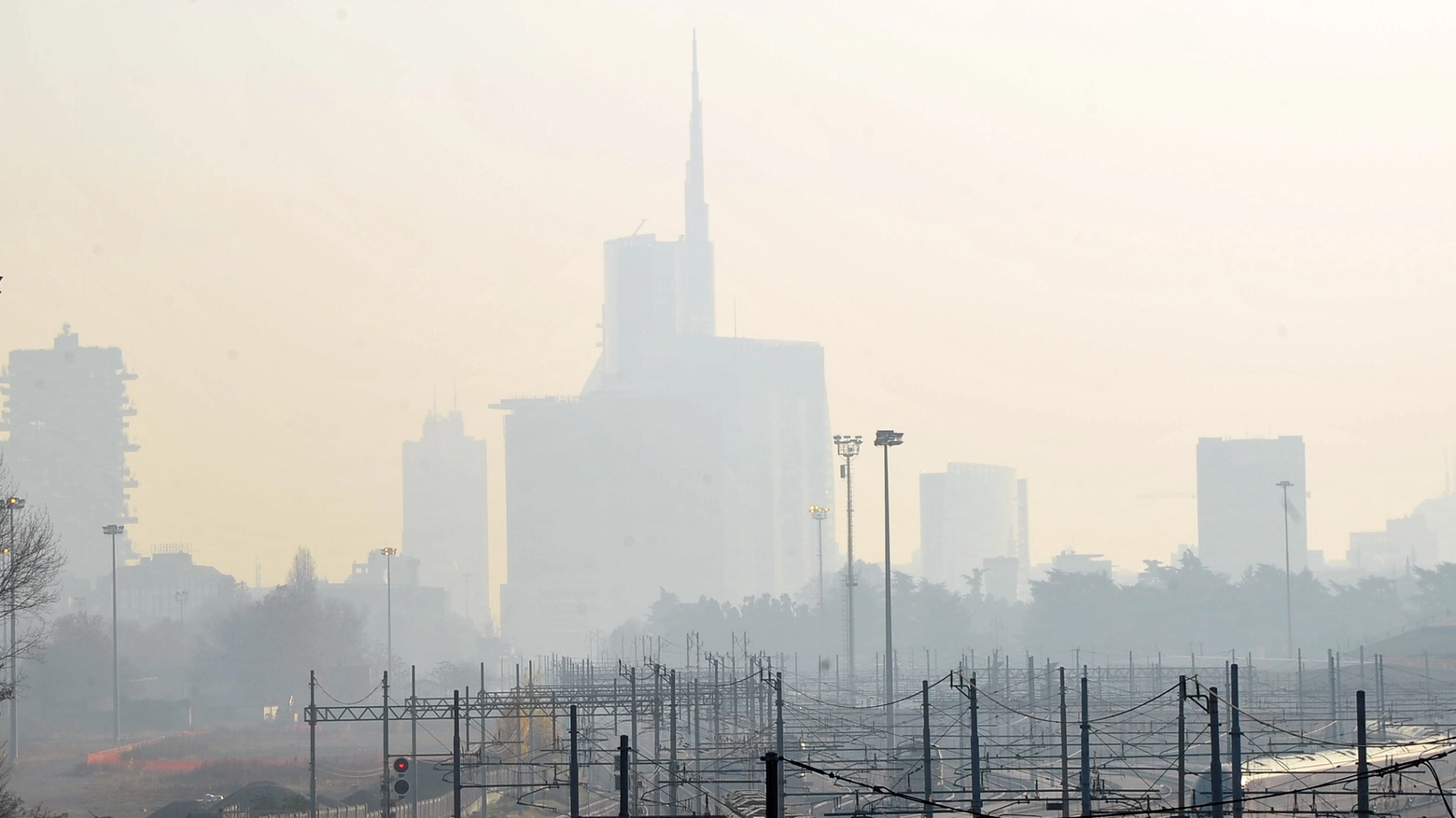 Smog su grattacieli di Porta Nuova (Newpress)